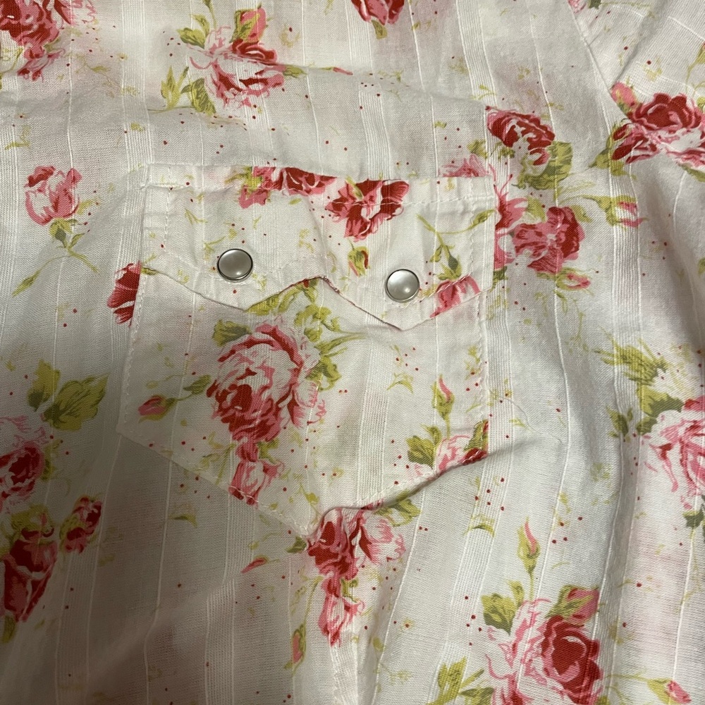 Women’s fitted western shirt.